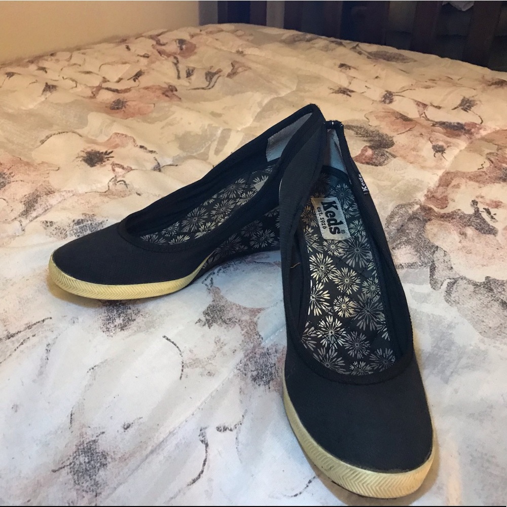 Semi heeled navy keds